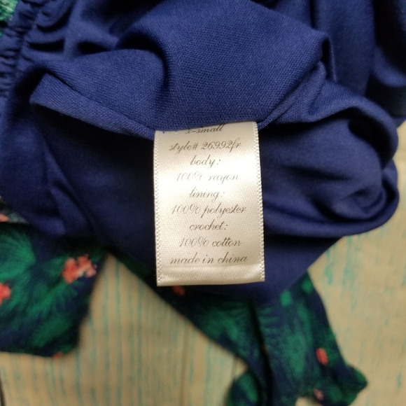 Dina be floral cold shoulder romper size XS - Picture 2 of 5